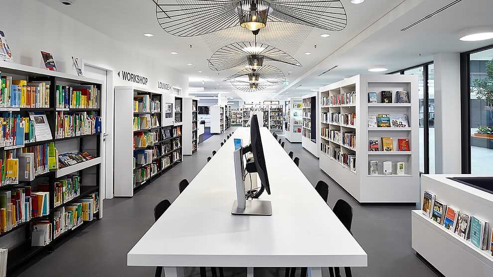 Traditionelle Bücherei mit modernem Konzept